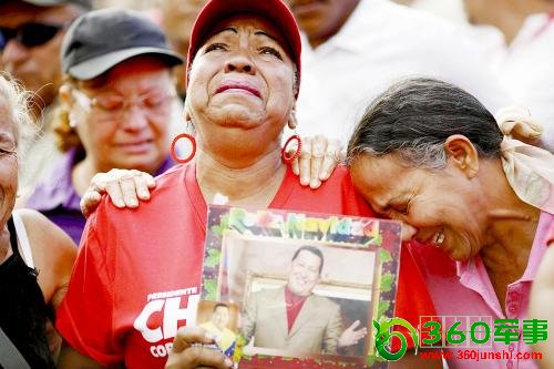 3月6日，在委内瑞拉首都加拉加斯，查韦斯的支持者聚集在军事医院外举行悼念活动。